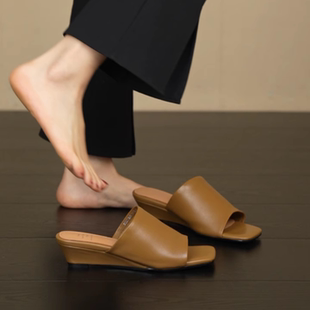 百搭露趾外穿凉拖鞋 4.5cm巨软 法式 极简方头坡跟凉鞋 nnmiss34