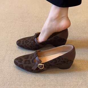 复古圆头浅口一字扣带坡跟单鞋 nnmiss·34 豹纹奶奶鞋 4cm时尚