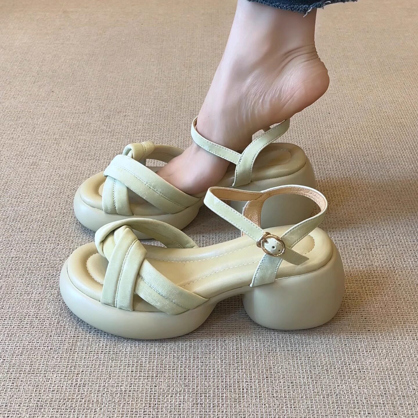 小个子踩屎感露趾厚底凉鞋