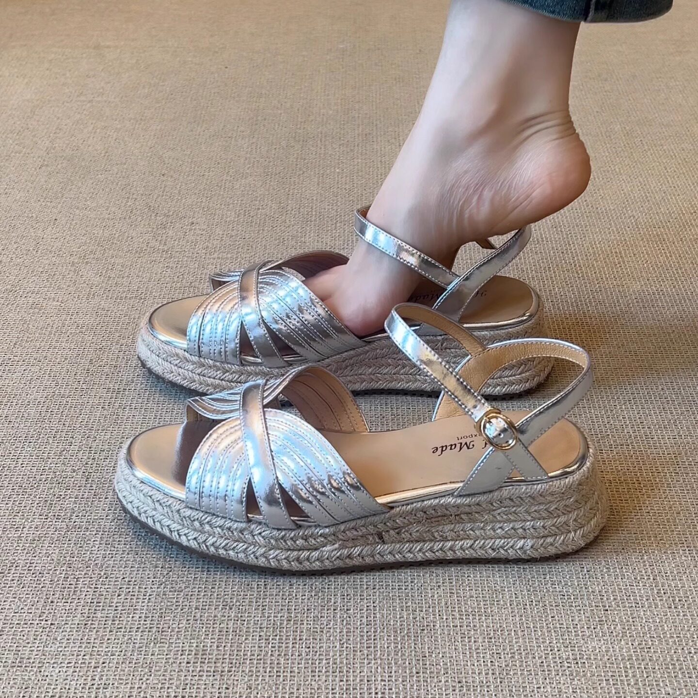 nnmiss/5cm时尚细带拼接草编厚底坡跟鞋度假休闲圆头后空露趾凉鞋