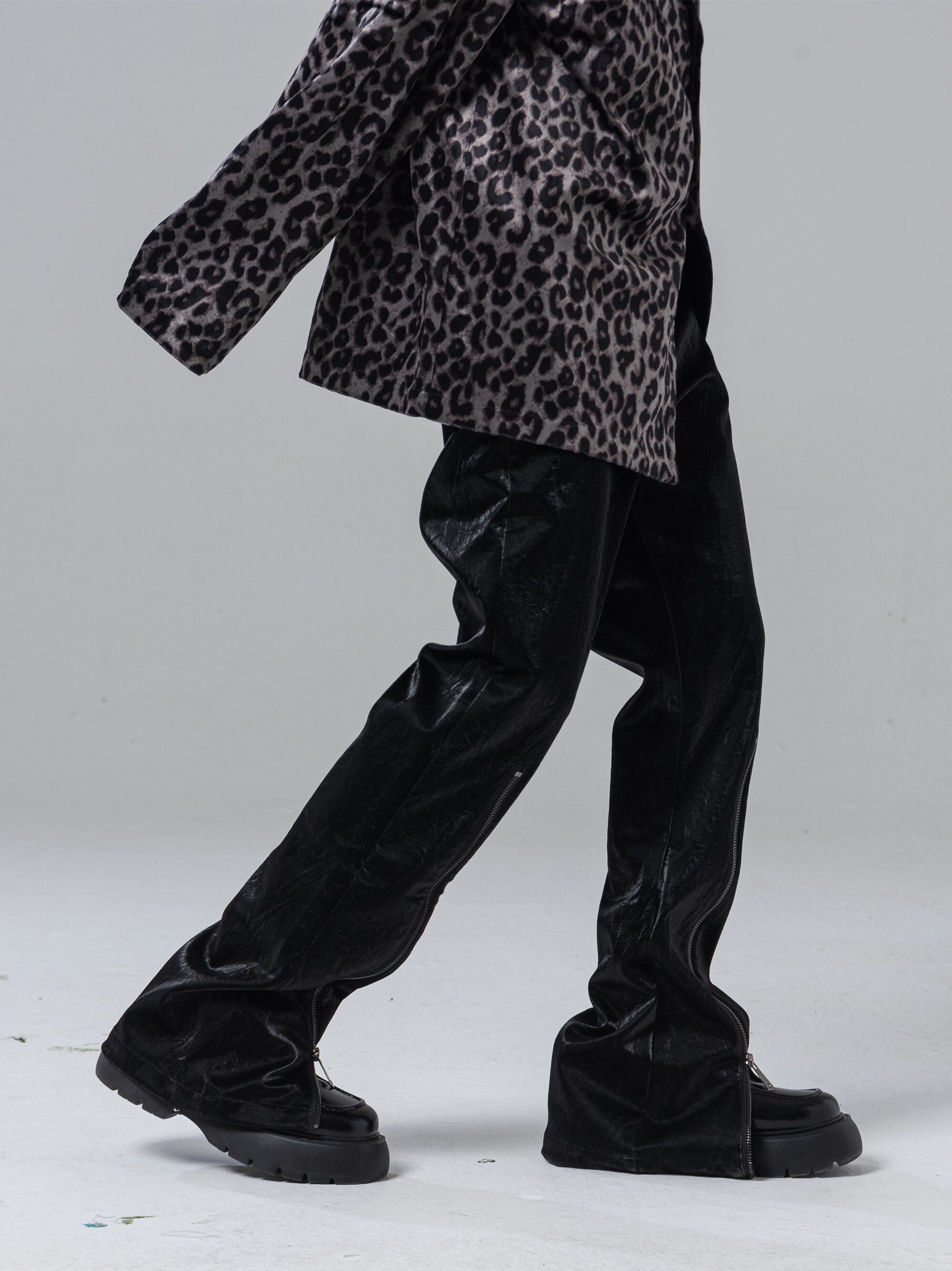 5Z5C YANG과 SU는 동일한 디자인의 바이브 스타일 지퍼 틈새 하이 스트리트 PU 가죽 마이크로 혼 캐주얼 롱 팬츠를 가지고 있습니다