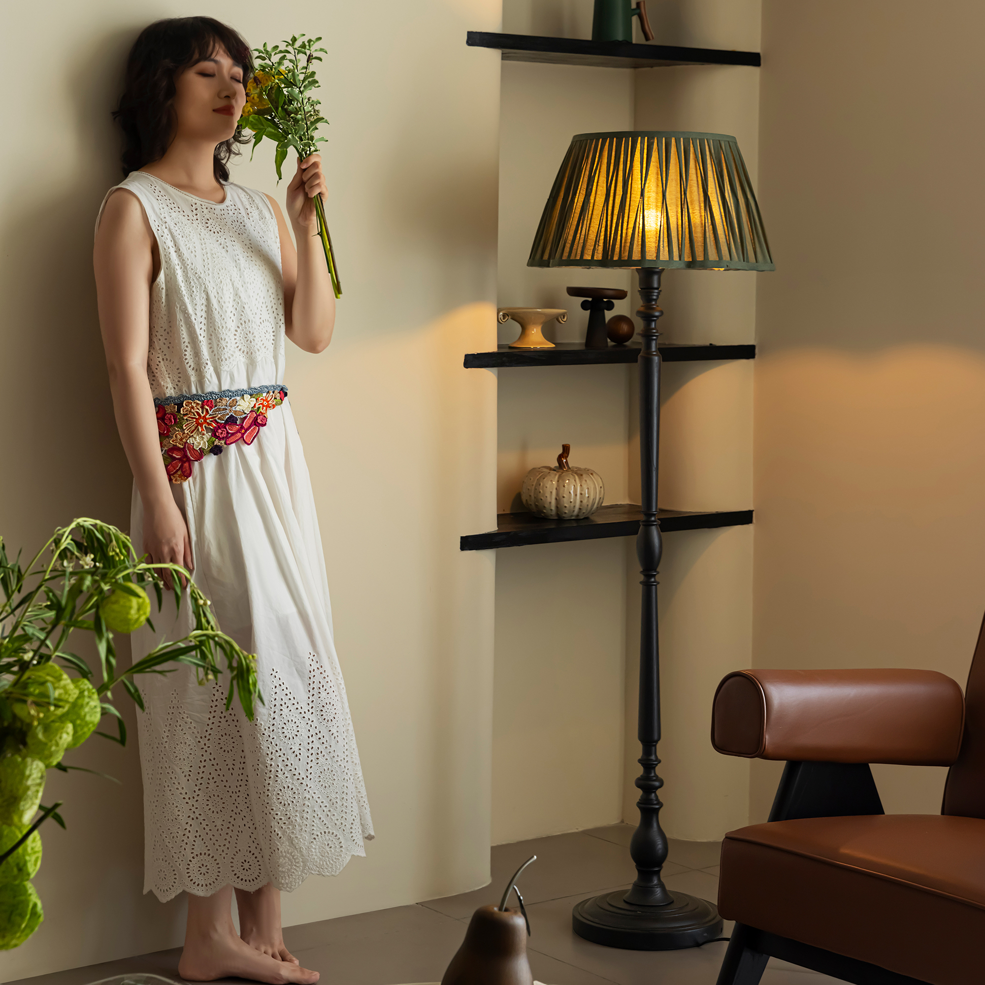 旭呈实木客厅沙发旁边落地灯