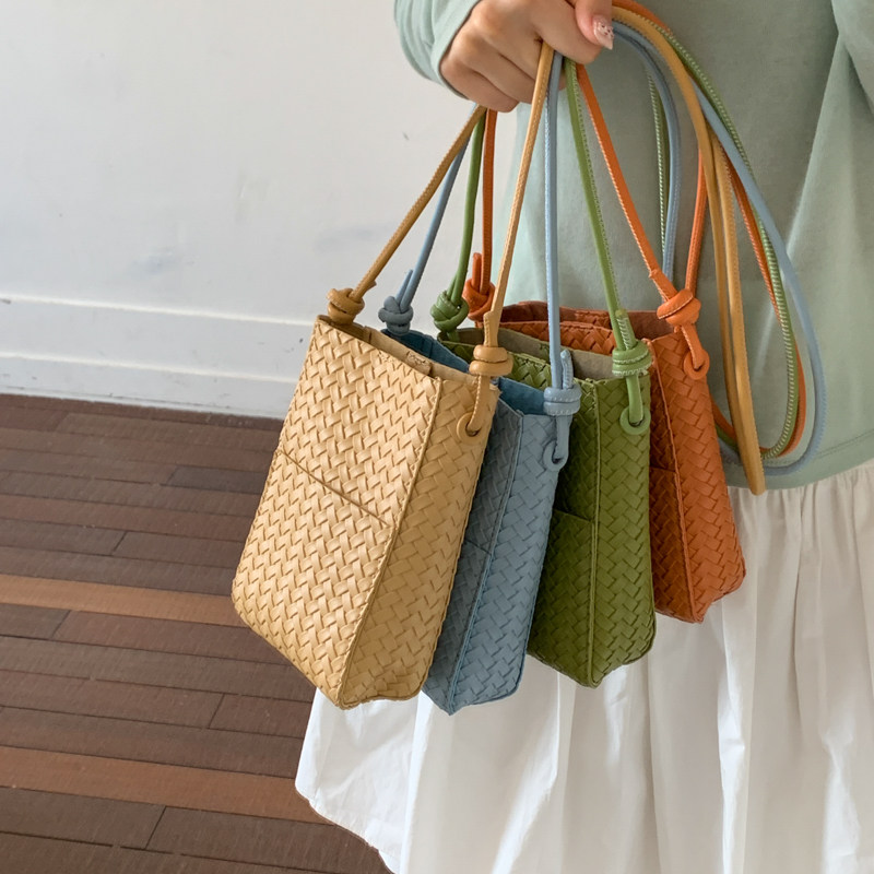 2026新款编织手机包女韩系迷你斜挎包小巧轻便单肩包糖果色系