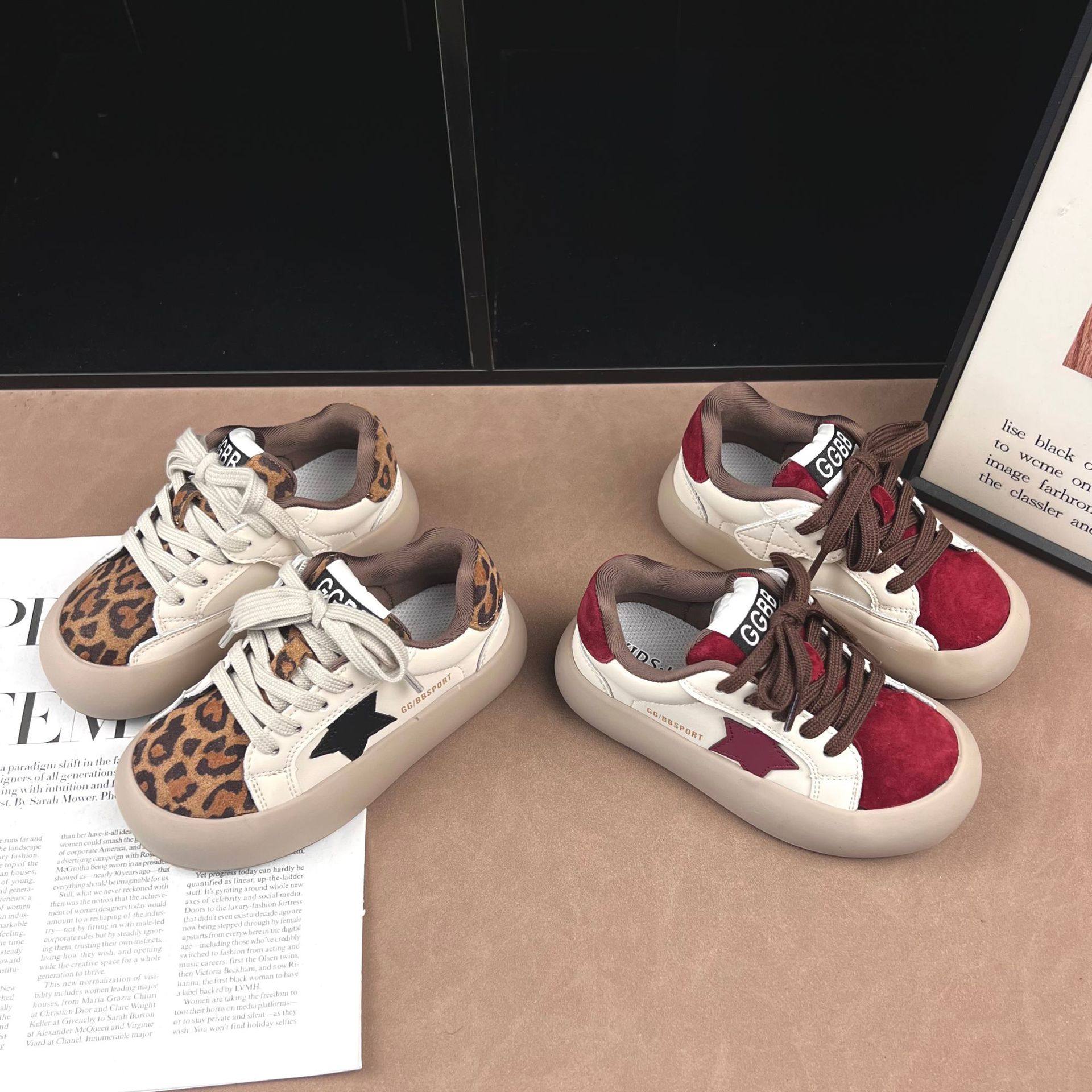 儿童星星板鞋2026春秋新款男女童平底防滑运动鞋复古豹纹舒适鞋子