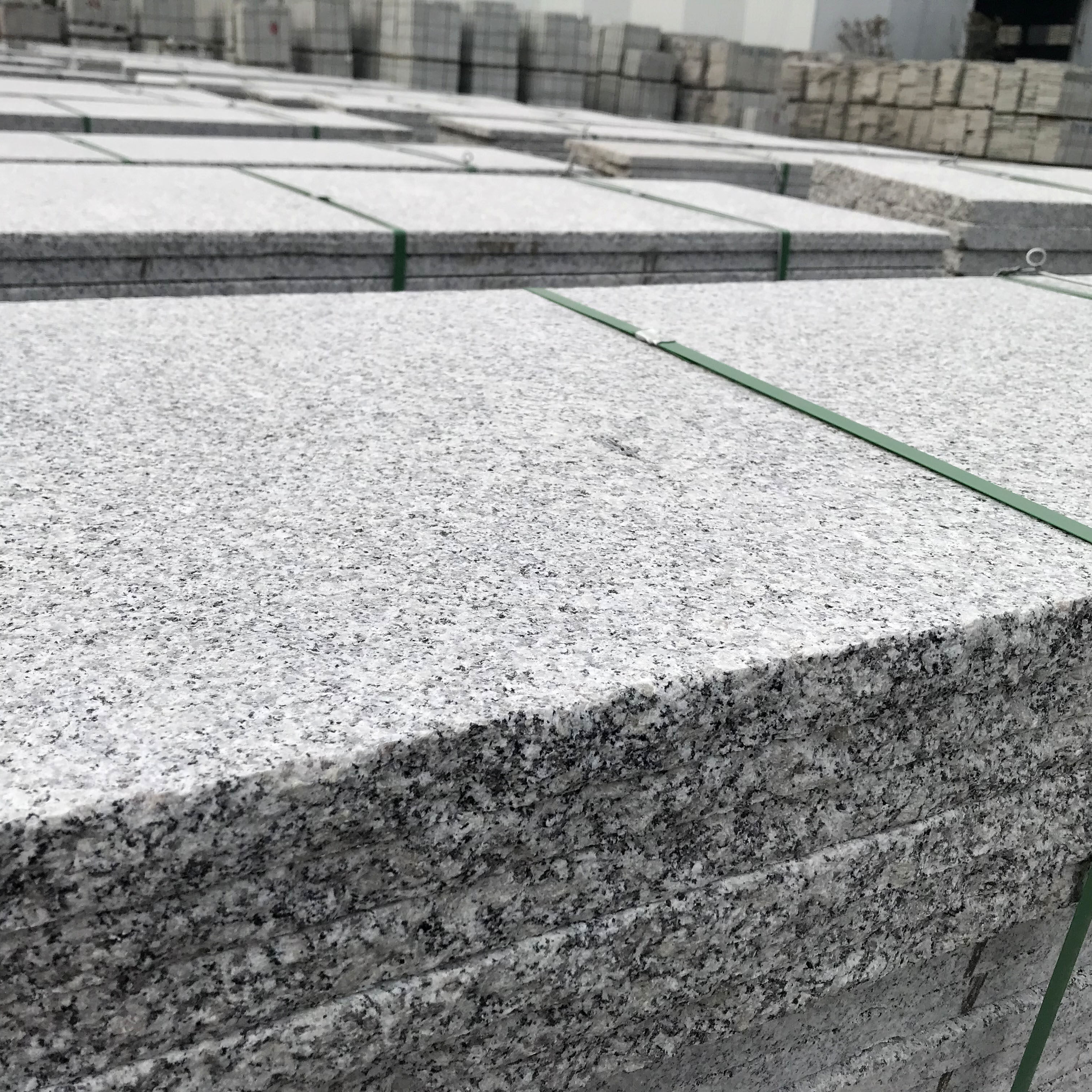 芝麻灰花岗岩火烧板荔枝面庭院防滑地砖户外广场公园芝麻白地铺石