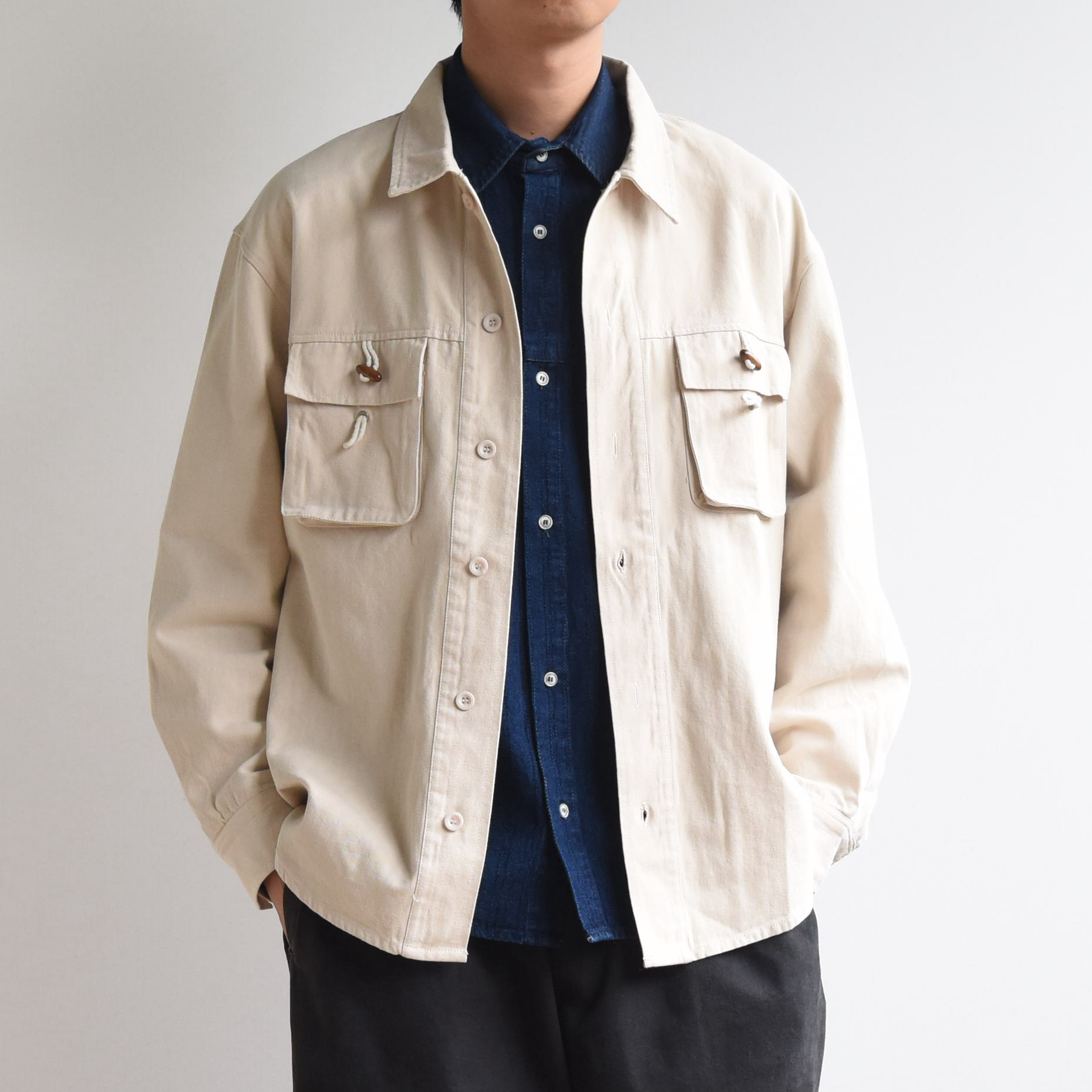 复古木扣立体口袋纯棉长袖衬衫