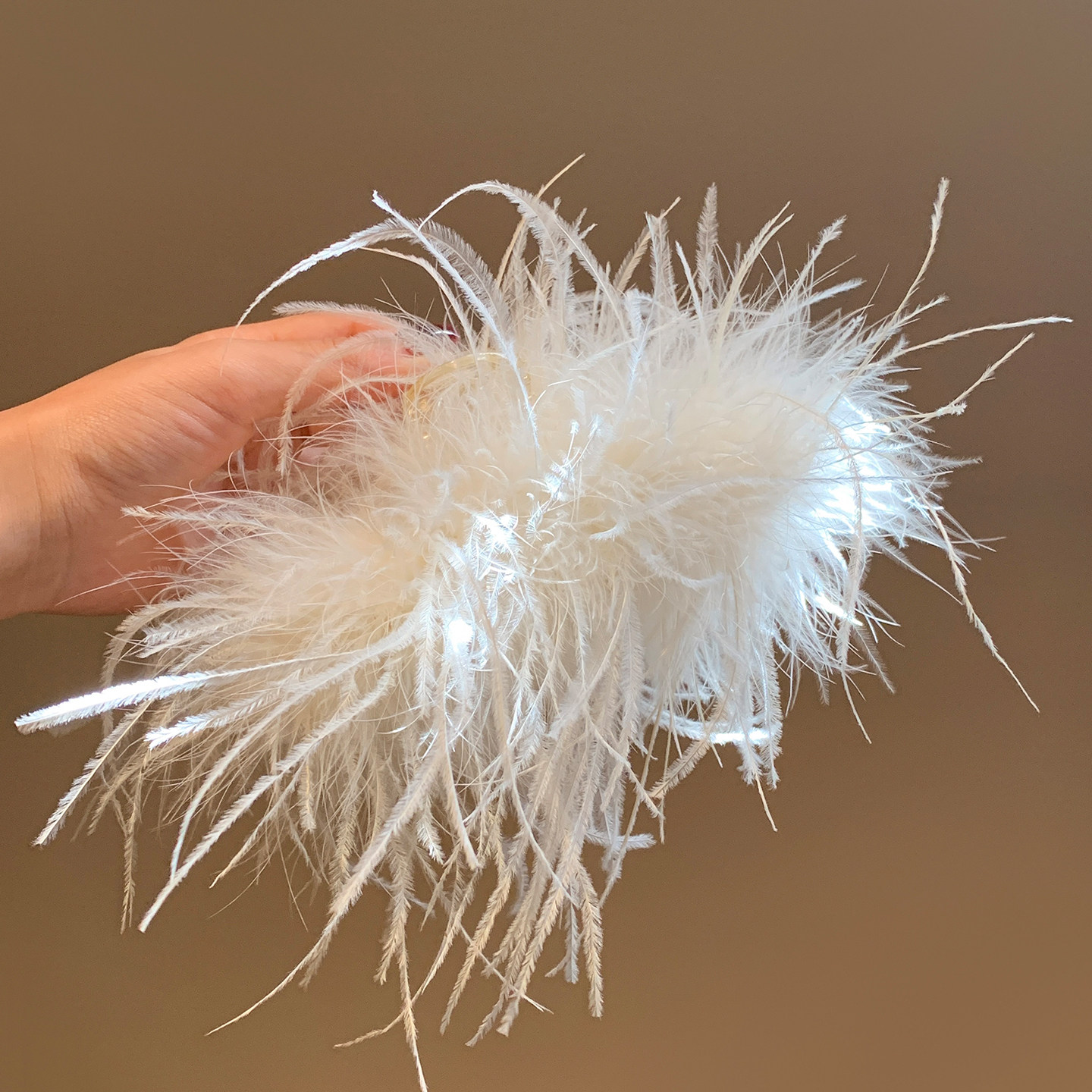 法式超仙白色鸵鸟毛抓夹女高级感发量多大号鲨鱼夹子气质绝美头饰