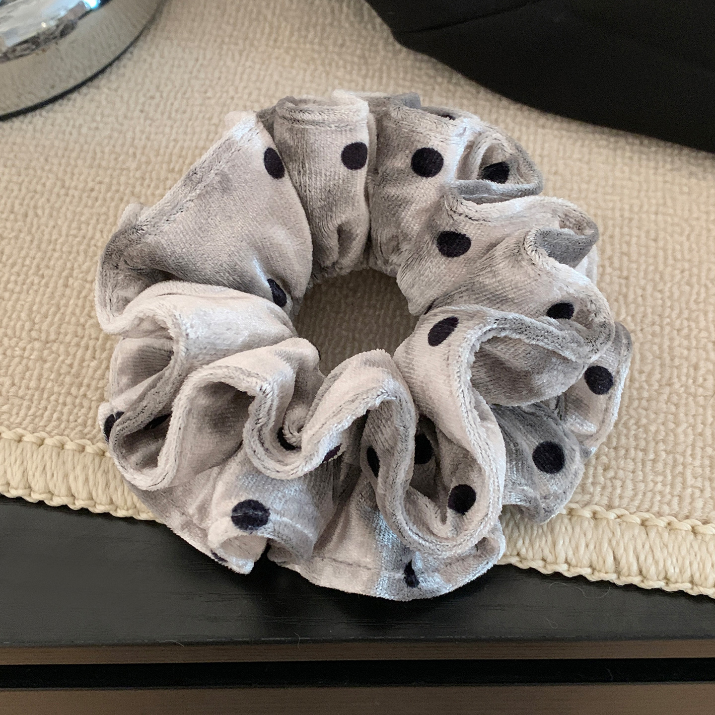 高级感银灰色波点丝绒双层发圈