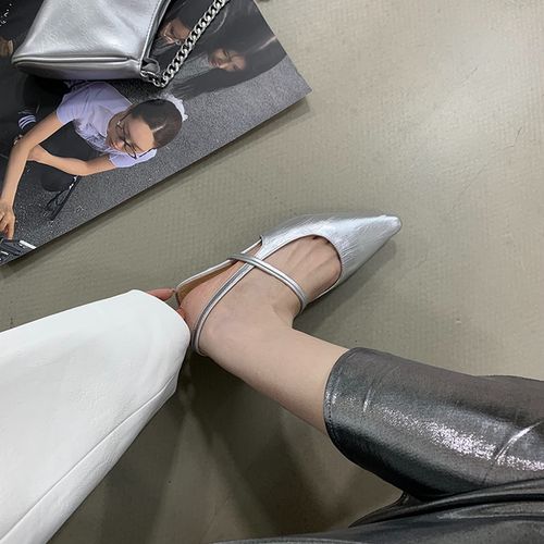 后空银色女士低跟包头凉鞋