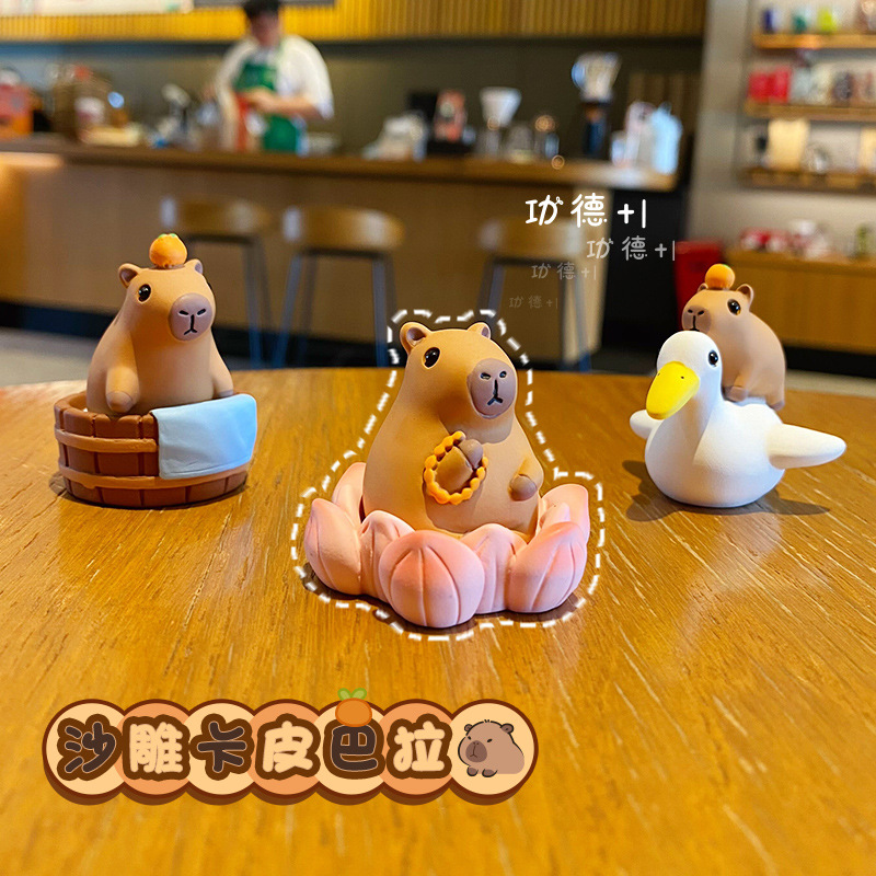 可爱萌趣卡比巴拉创意桌面工位小摆件情绪稳定车载装饰品生日礼物