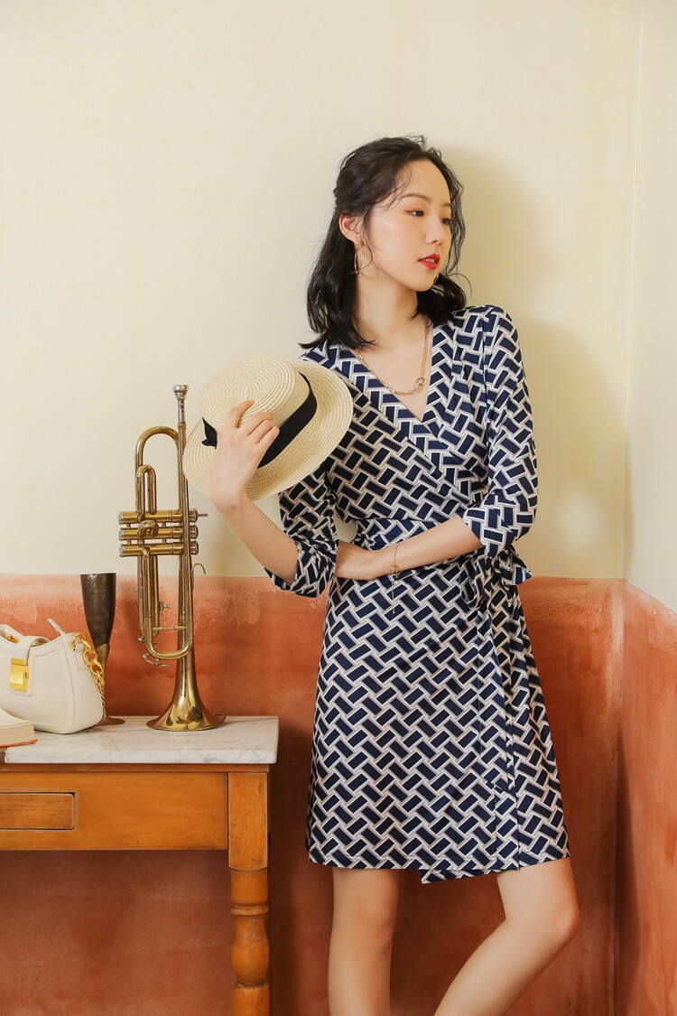 PG DVF连衣裙2023春夏装新款蓝色方格裹裙短款v领裹身裙女修身