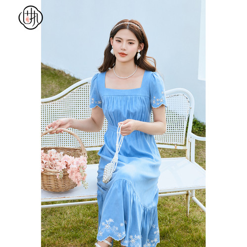 2023年学院风固执方领连衣裙