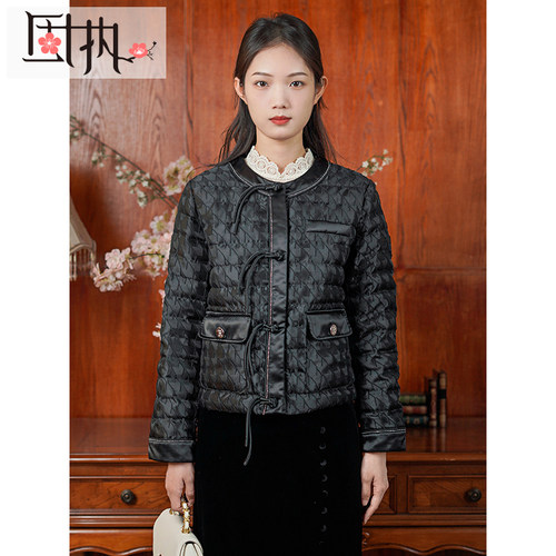 固执圆领黑色轻薄羽绒服