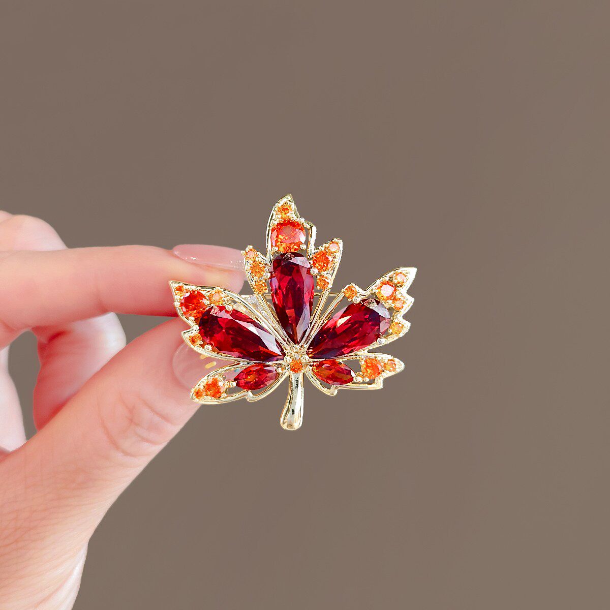 适用于爱马仕枫叶胸针高档女夏季胸花领口防走光扣固定衣服别针高