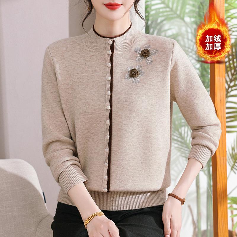 妈妈装秋冬新款加绒加厚毛衣中老年女一体绒针织打底衫加厚上衣