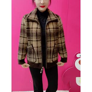 冬季新款黄金貂加厚保暖外套时尚格子短款一体绒上衣中老年妈妈装