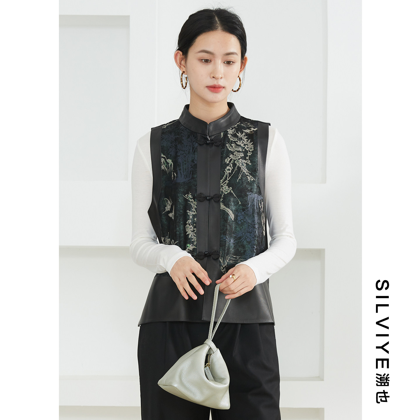 SILVIYE/溯也国风烫金立领盘扣绵羊皮马甲暗纹提花复古新中式坎肩