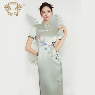 双鱼戏莲-重工刺绣金鱼八瑞相图三醋酸旗袍礼服