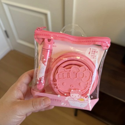 谁懂啊！我的旅行搭子！hellokitty折叠洗漱两件套装，很便携，