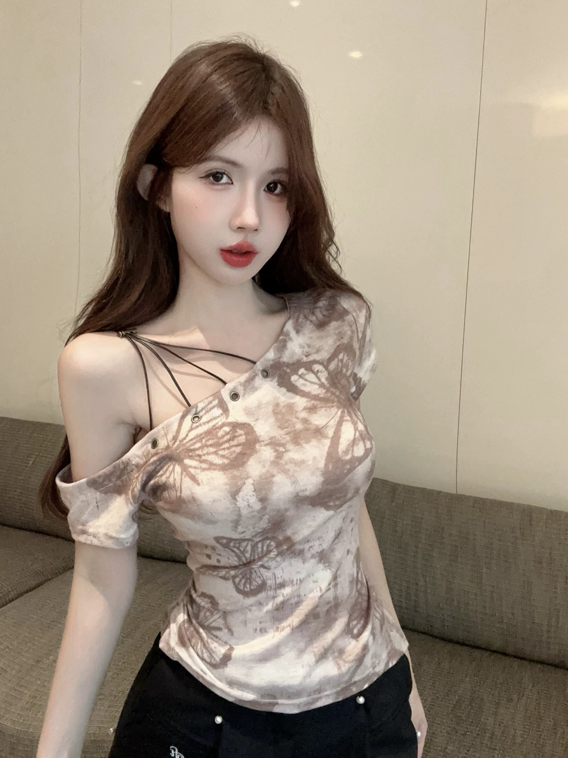 美式复古蝴蝶印花斜肩短袖t恤女夏季新款设计感小众修身显瘦上衣