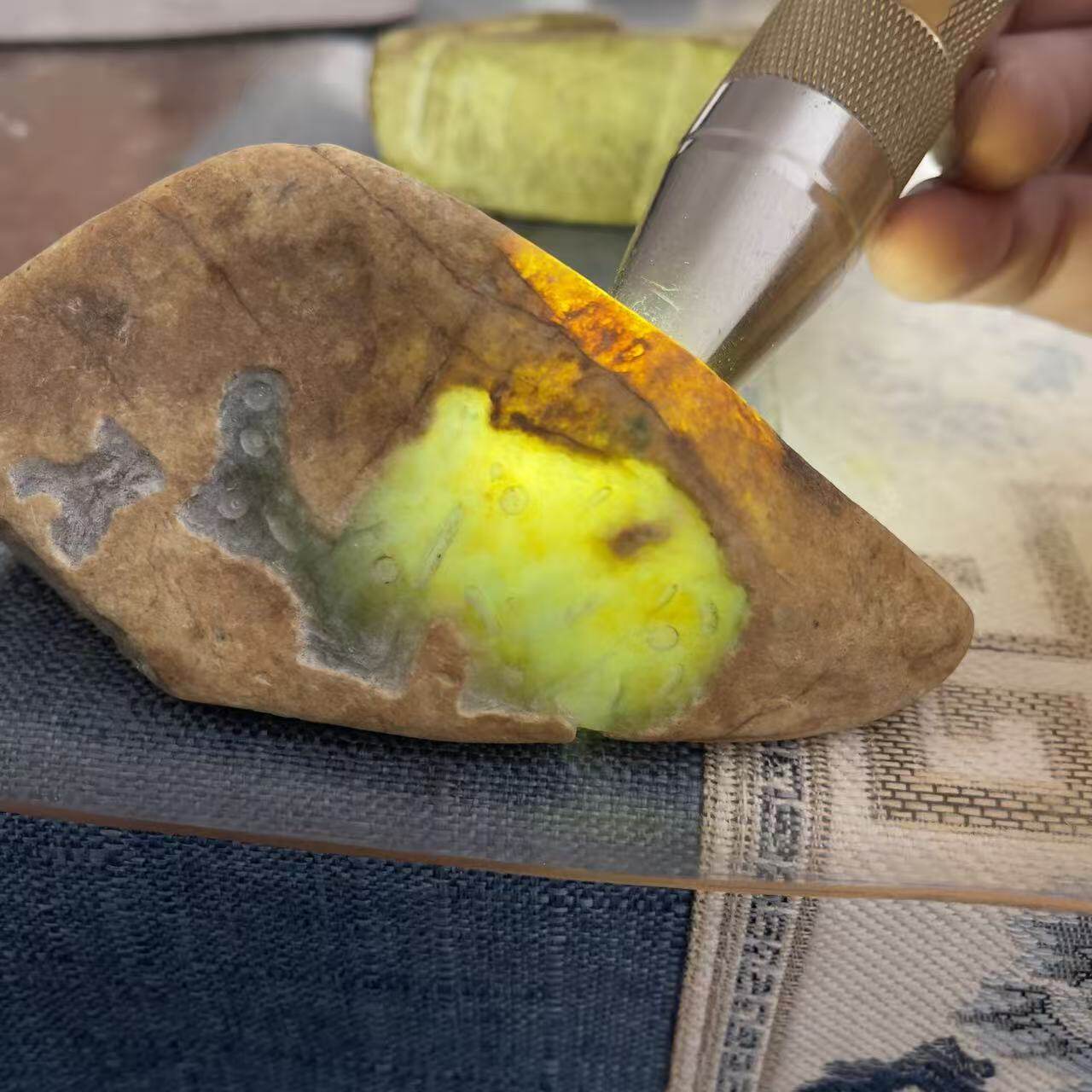 缅甸大马坎水石翡翠原石305克