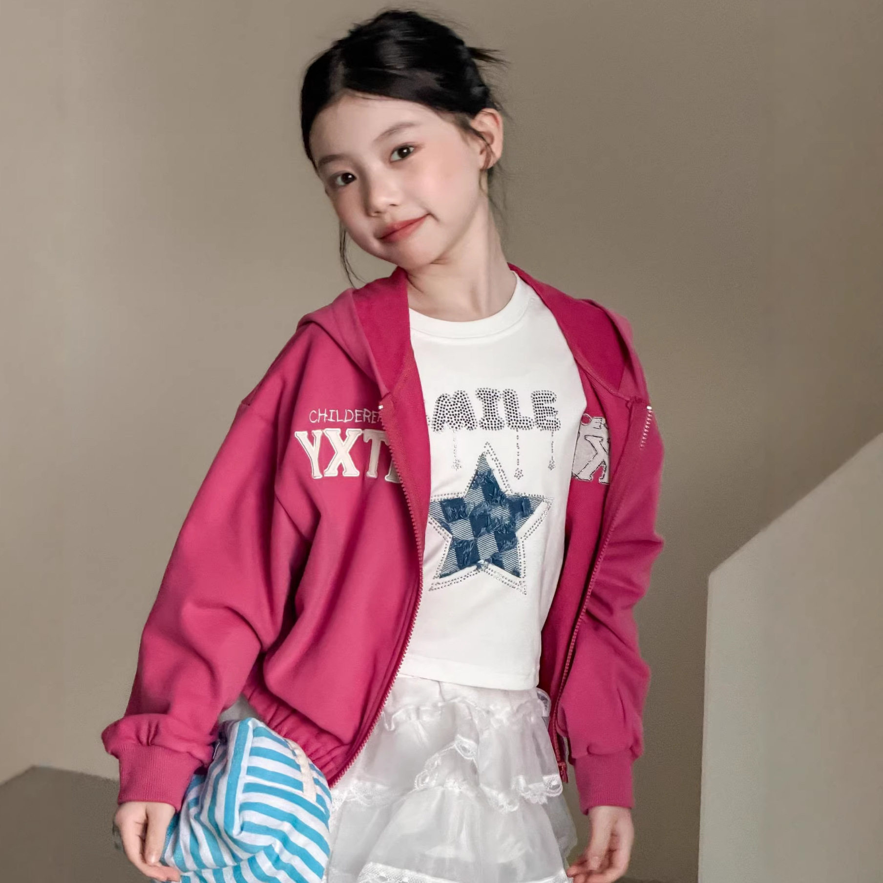 税后价童装26春季新款女童字母贴布连帽短款外套女宝洋气卫衣上衣