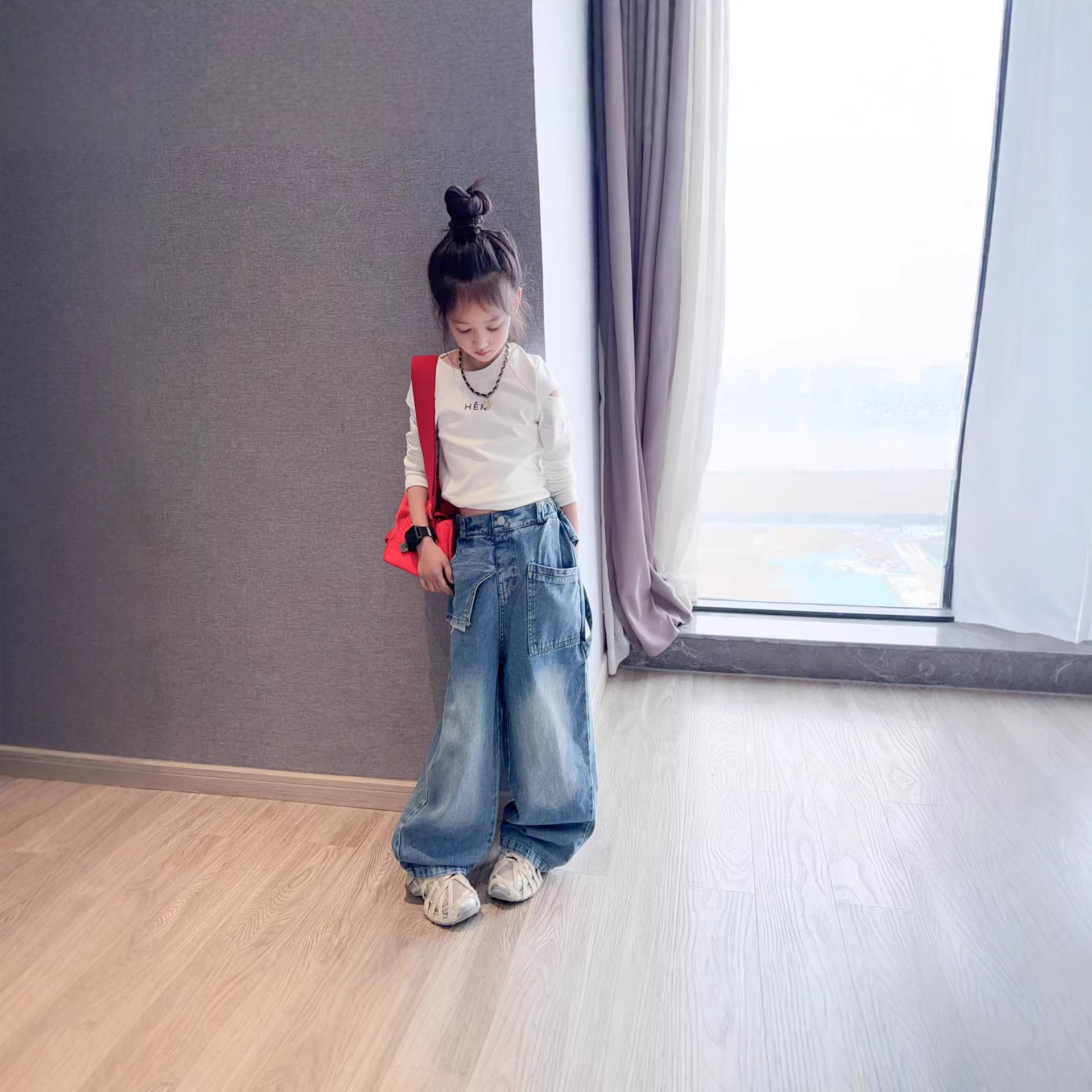 女童牛仔裤春秋款2026新款洋气女孩纯色烫钻上衣弯刀阔腿裤套装潮