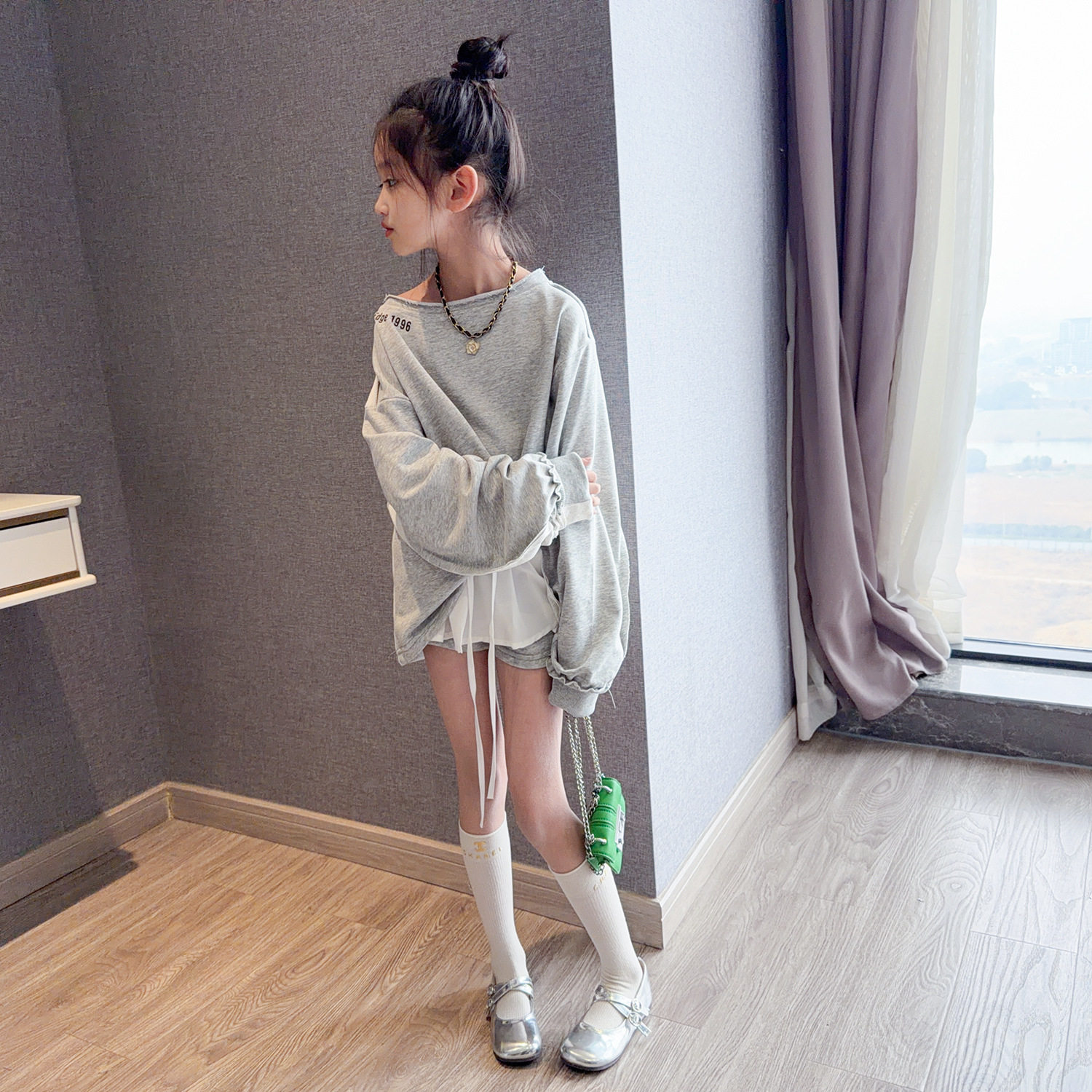 女童套装2026新款慵懒斜肩卫衣春装儿童宽松休闲上衣短裙裤两件套