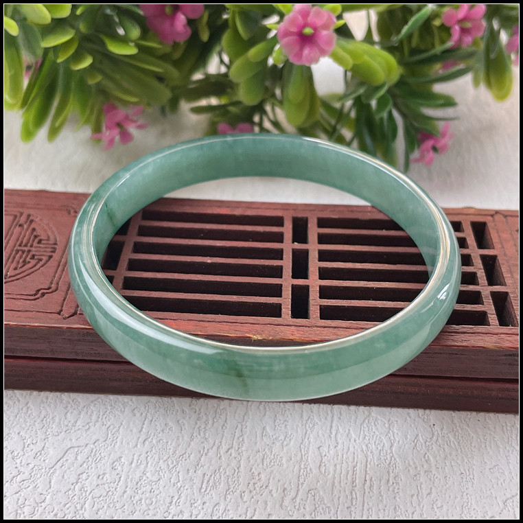 天然翡翠手镯窄条蓝绿底