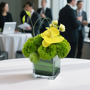 现代商务酒店活动办公室花艺会议室仿真花洽谈桌茶几玻璃装饰假花