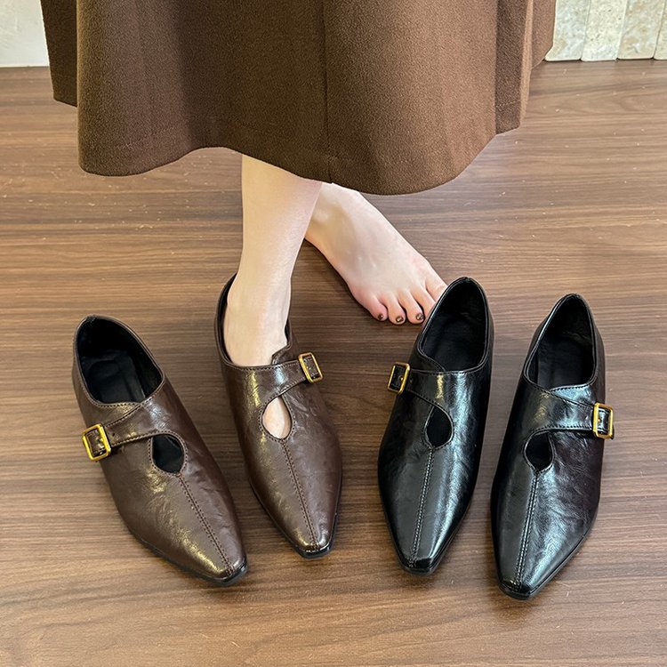 尖头粗跟金属扣一字带单鞋