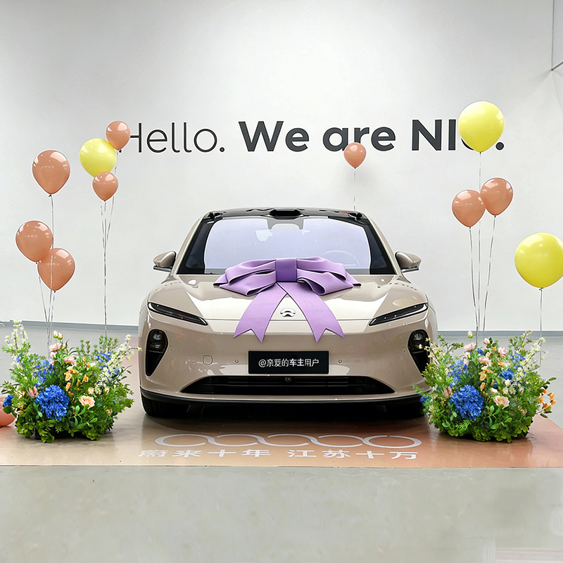 4S店交车仪式布置仿真花车展展厅提车氛围装饰花艺摆放花球立柱花