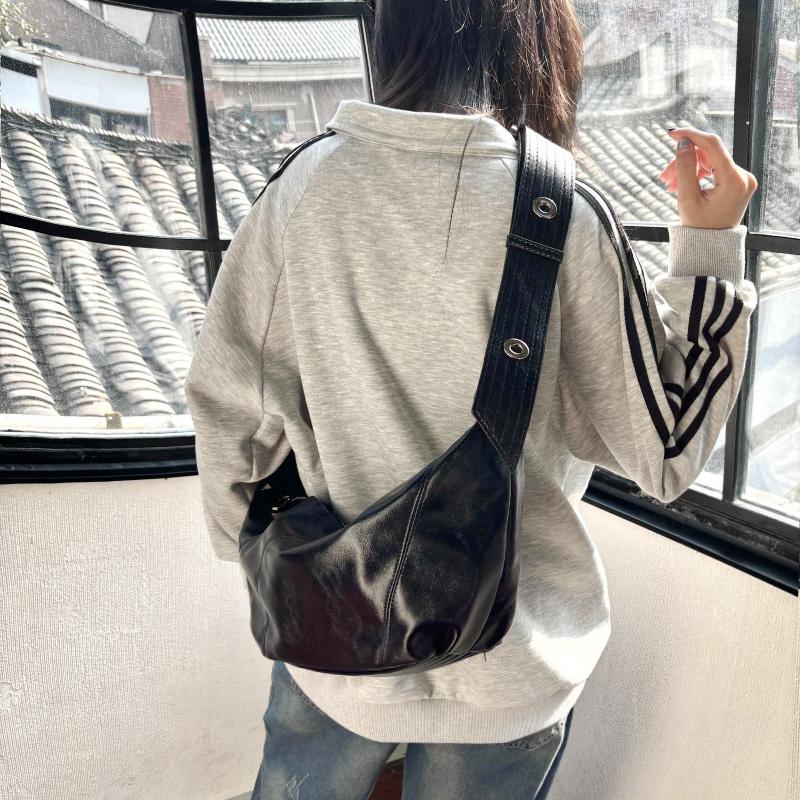 小众可颂牛角包软皮运动斜挎包