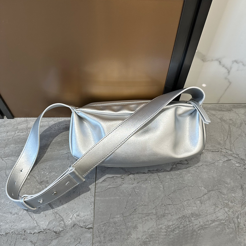 银色潮流时尚饺子包2024新款秋天质感百搭法棍包运动出行斜挎女包