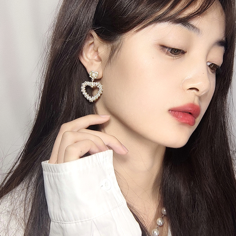 小香风珍珠爱心耳钉2024