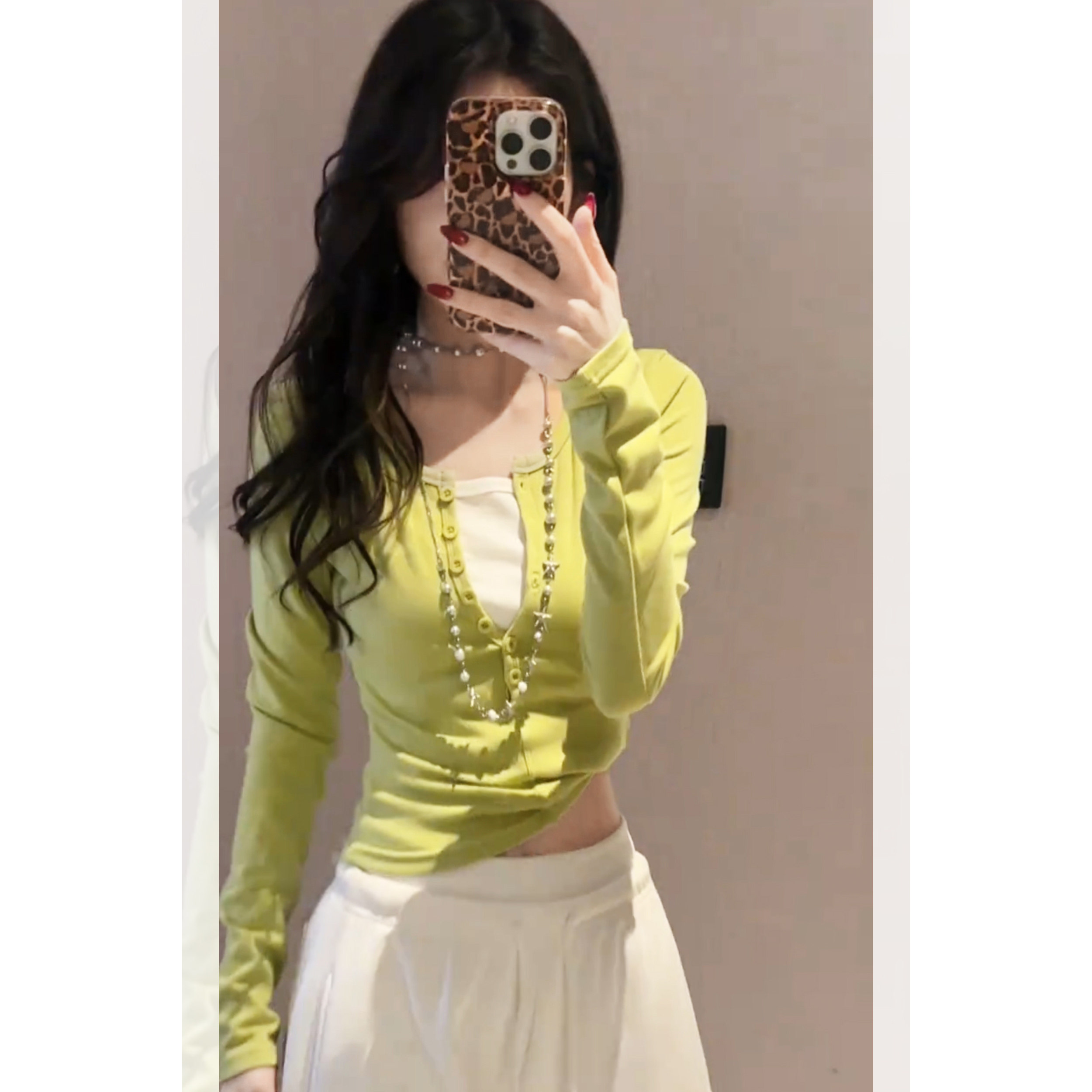 牛油果绿绝美好看上衣女春2026新款长袖t恤女修身打底衫女假两件图片