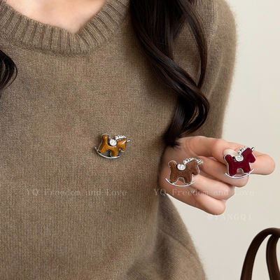 虎眼石丝绒小马胸针女款轻奢复古精致高级感别针固定扣本命年配饰