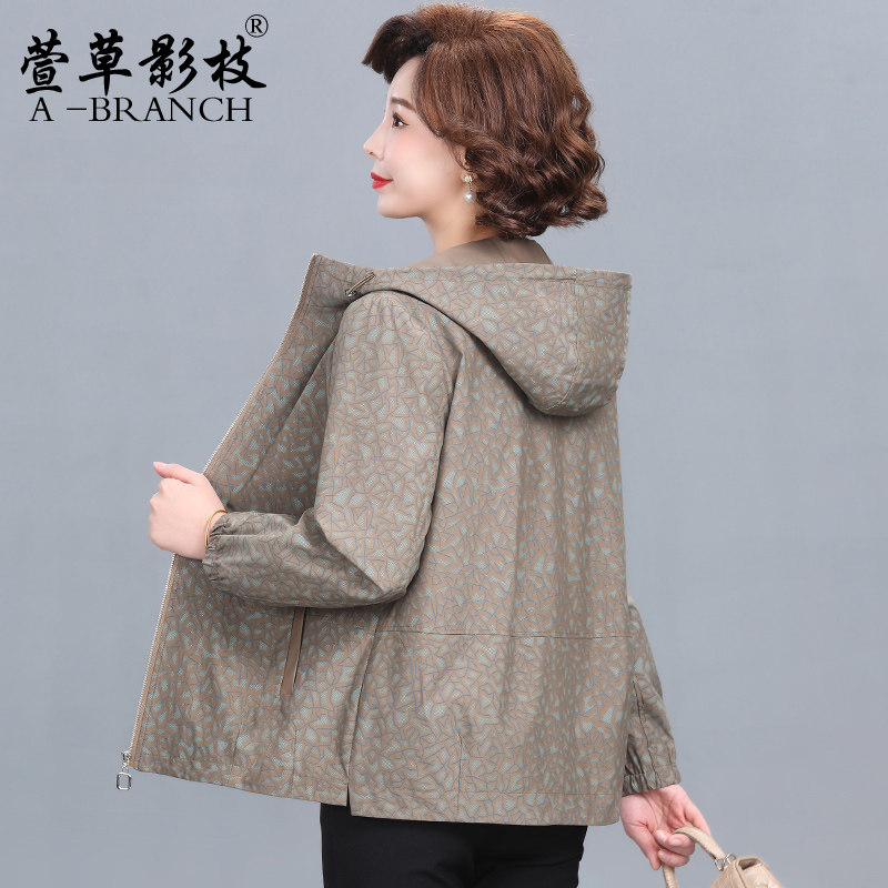 妈妈春装短款风衣洋气2026新款中老年女装春秋大码小个子宽松外套