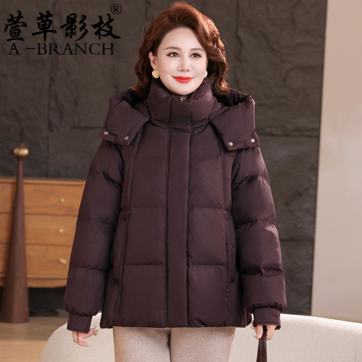 妈妈羽绒服洋气冬装保暖上衣2025新款中老年高贵夫人加厚女士外套