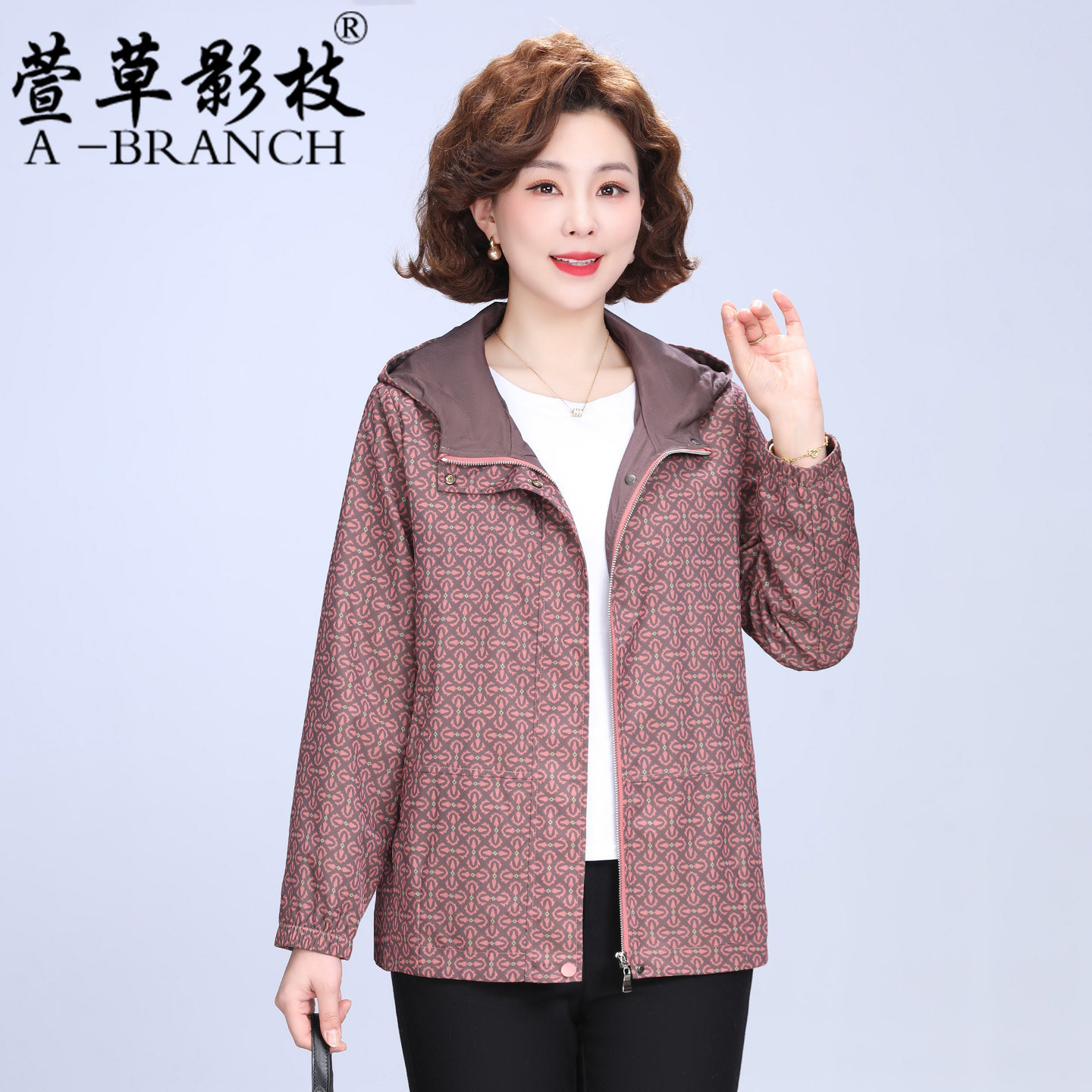 2026春装妈妈时尚外套洋气时尚中年女装短款风衣中老年人春秋上衣