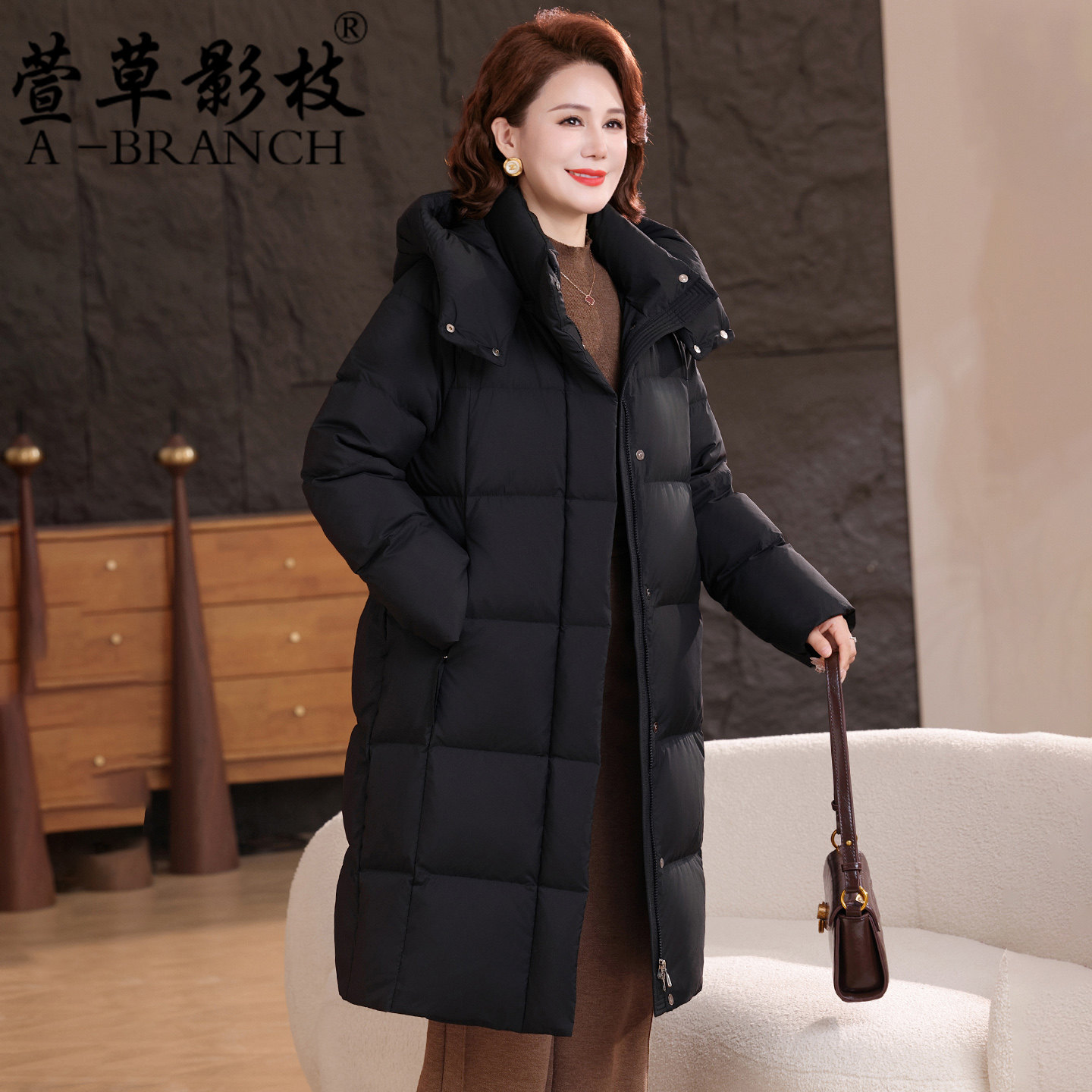 中老年妈妈冬装羽绒服加厚2025新款中年女品牌洋气保暖中长款外套