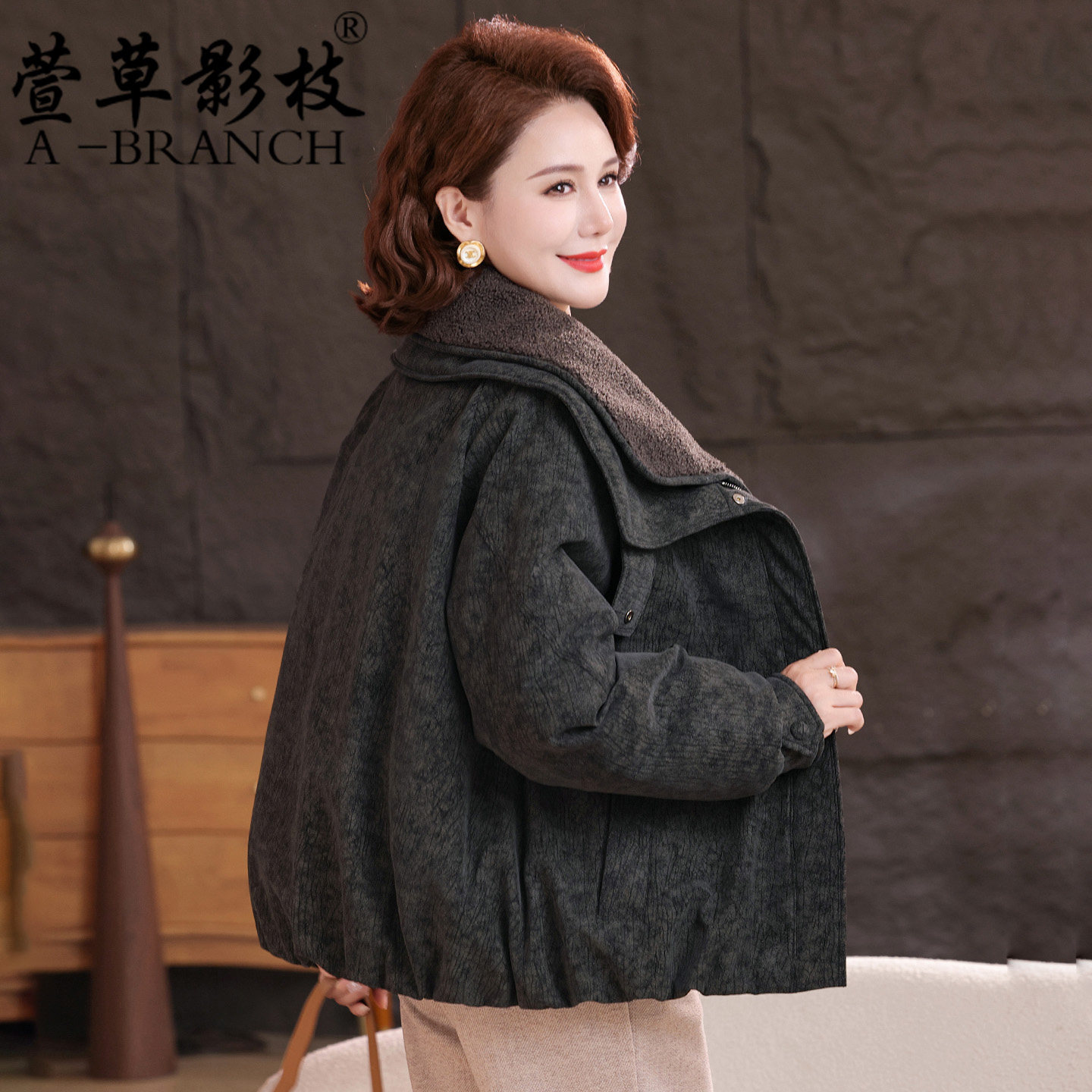 小个子妈妈装羽绒服冬季短款2025新款中年女士宽松保暖麂皮绒外套