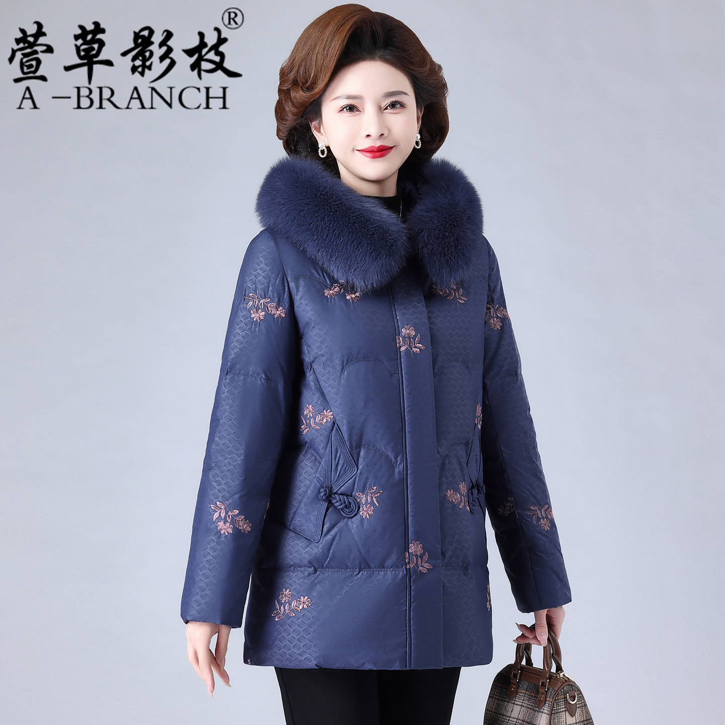 妈妈冬装羽绒服洋气狐狸毛领2025新款大码时尚中老年女装加厚外套