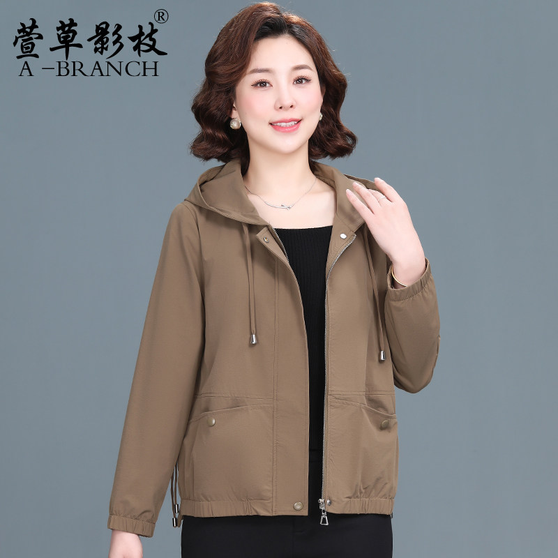 妈妈春装外套洋气时尚短款上衣2026新款春秋小个子风衣中老年女装