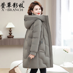 50多岁妈妈羽绒服洋气加厚2025新款时尚保暖中老年女冬装外套大码