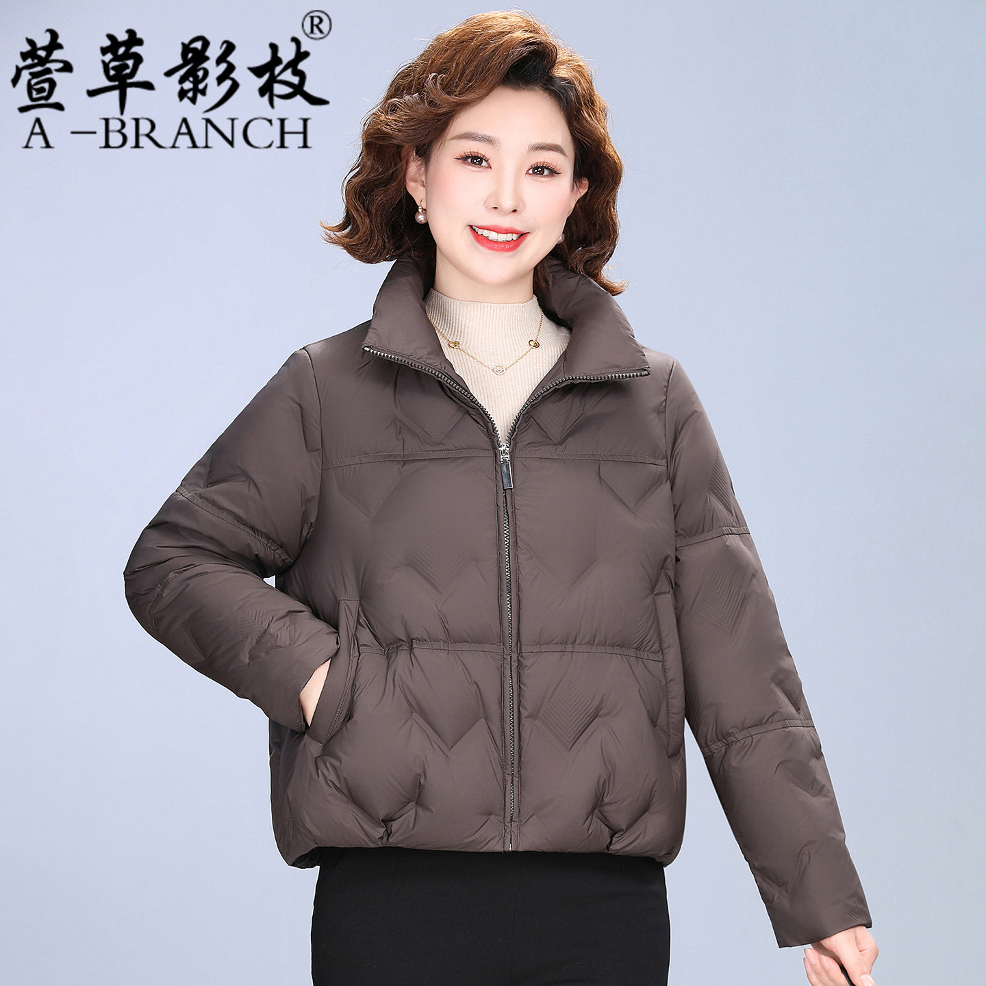 中年妈妈轻薄款羽绒服冬季短款2025新款百搭休闲小个子保暖外套女