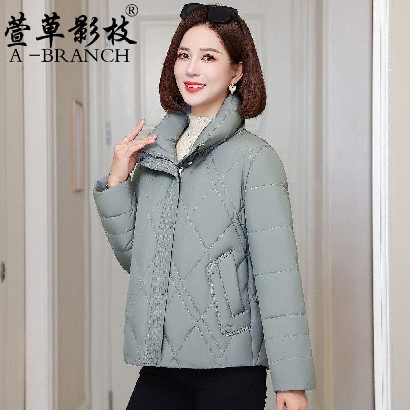 中年妈妈羽绒服女士轻薄短款2025冬季宽松时尚休闲小个子保暖外套