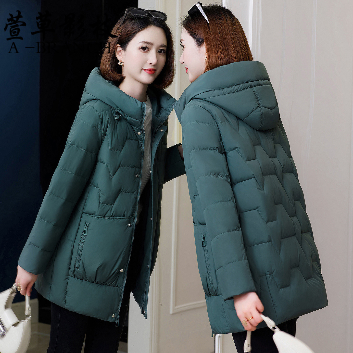 妈妈冬季中老年羽绒服女士中长款连帽保暖冬装外套宽松休闲白鸭绒