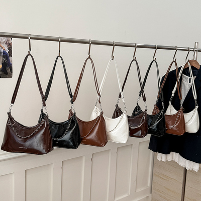 芊舒祺2025新款纯色月牙包腋下包女时尚百搭新月形单肩包链条装饰