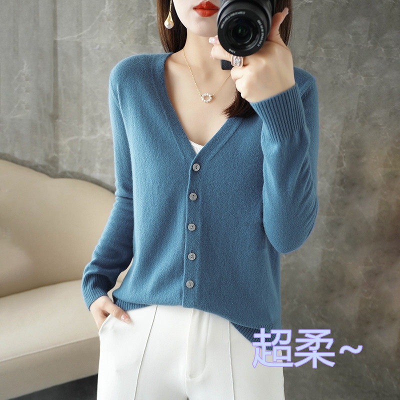极简风V领纽扣针织开衫女长袖薄款宽松柔软洋气大码毛衣外套